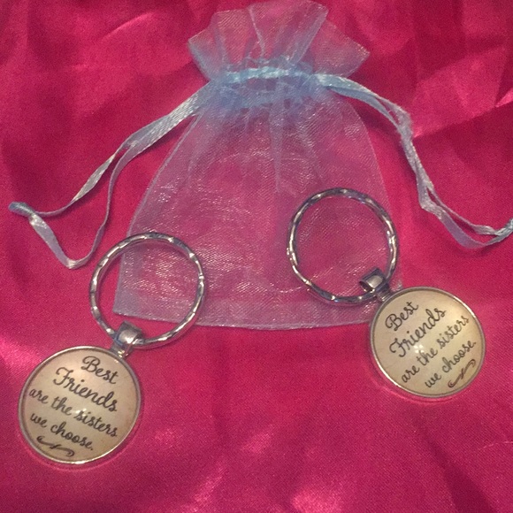 Best Friends Keychain 👭👩‍❤️‍💋‍👩 - Picture 3 of 7